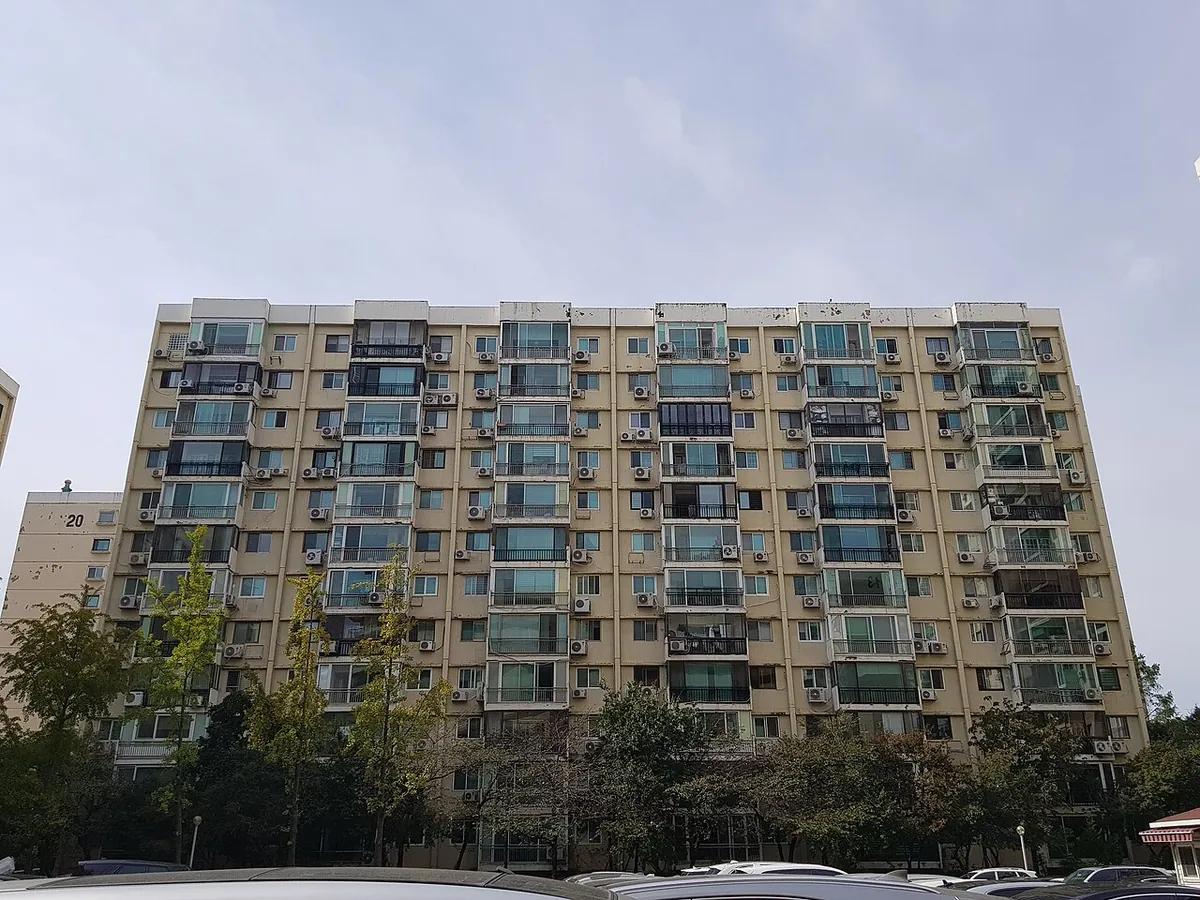 서울 압구정동에 위치한 현대아파트 단지의 동쪽 외관 전경
