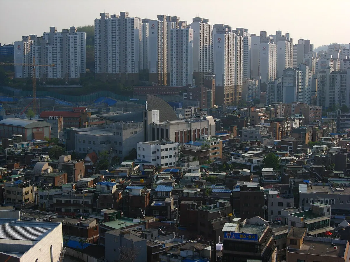 한국에서 흔히 볼 수 있는 유사한 형태의 아파트 단지들입니다.