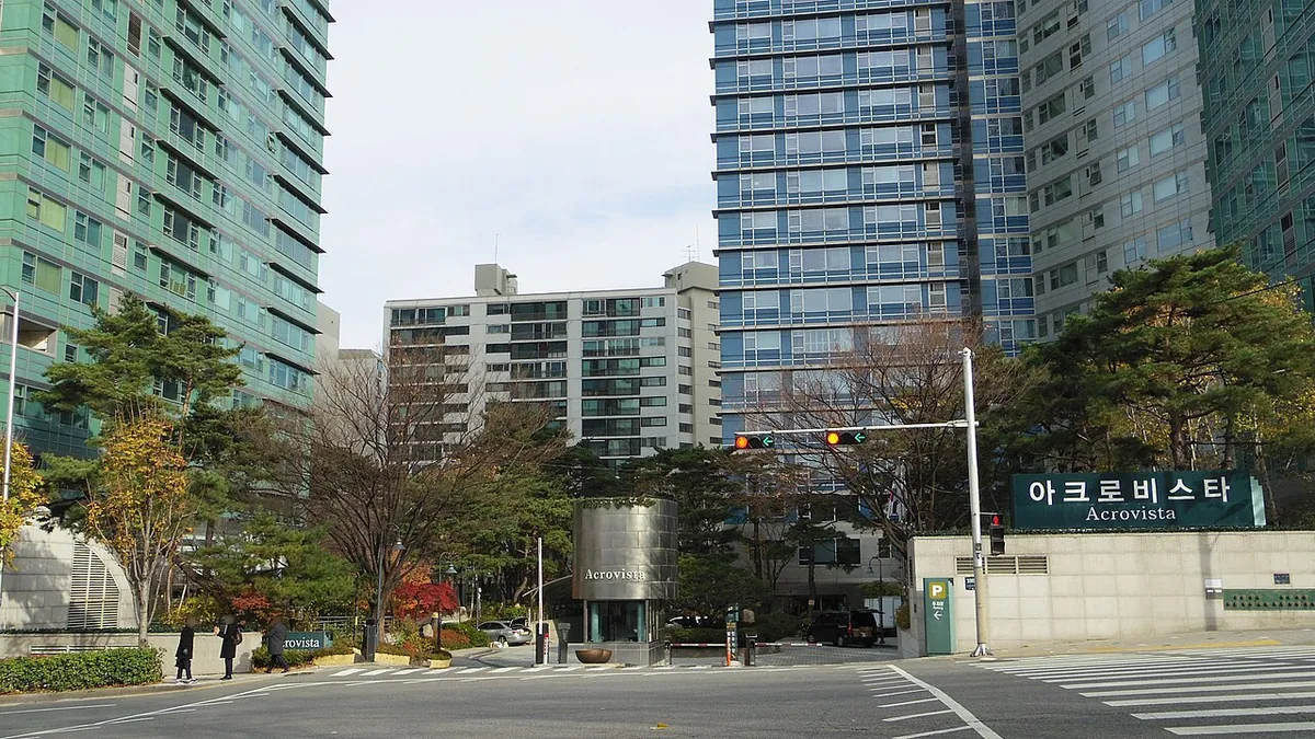 대한민국 서울특별시 서초구에 위치한 서초동 아크로비스타의 모습이다.