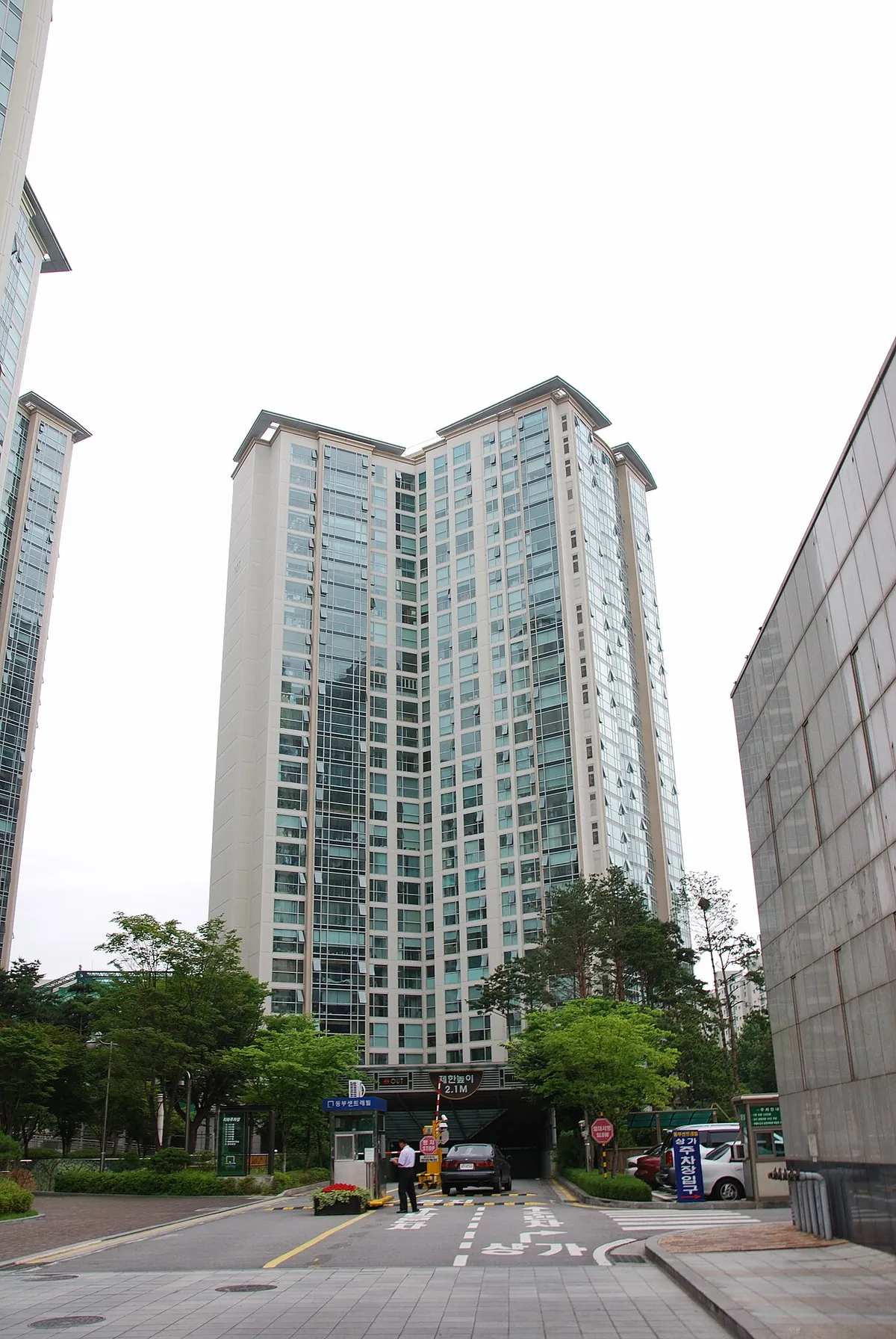 서울 대치동에 위치한 동부센트레빌 아파트 단지 출입구의 모습이다.